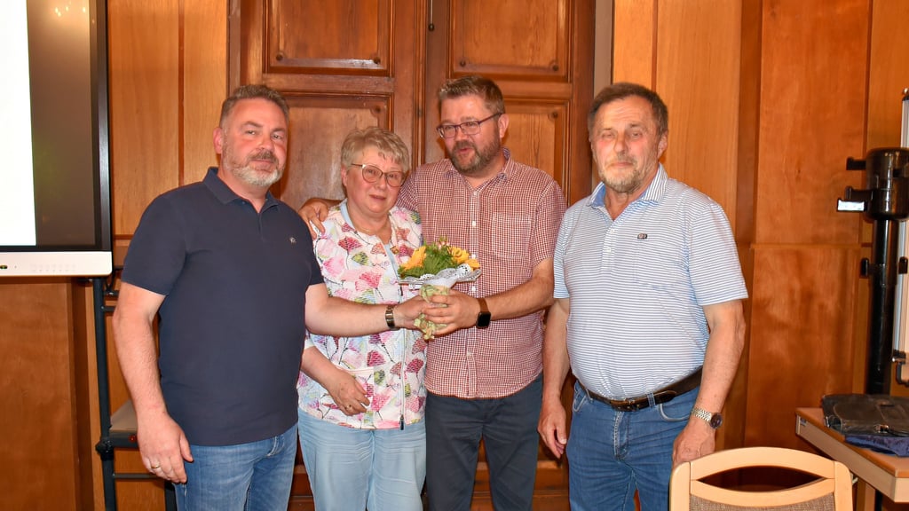 Der Verbandsgemeinde-Bürgermeister Michael Stöhr (links) und der Ratsvorsitzende Peter Fries (rechts) verabschiedeten Hauptamtsleiterin Dagmar Witzke und wünschten ihrem Nachfolger als Stellvertreter des Bürgermeisters, dem Bau- und Ordnungsamtsleiter Sascha Josuns, viel Erfolg.