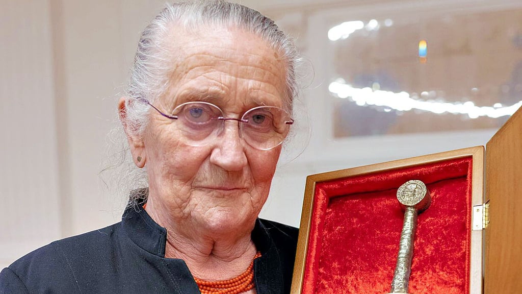 Marlis Schünemann mit dem Rolandschwert, das sie von der Stadt Haldensleben verliehen bekommen hat.