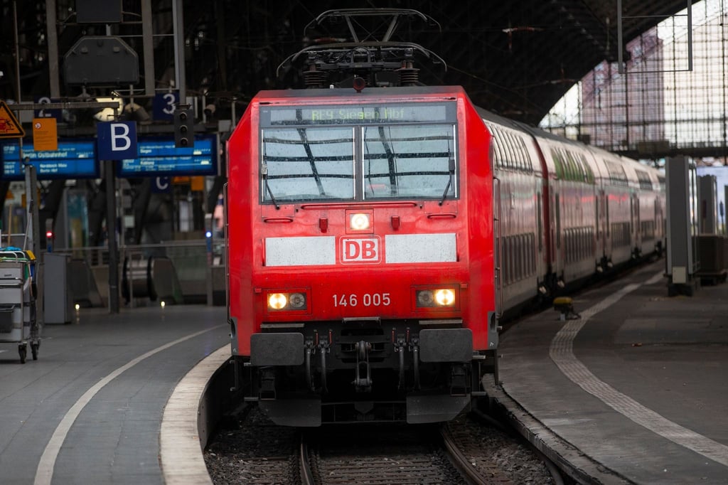 Ein Regionalzug fährt ein.
