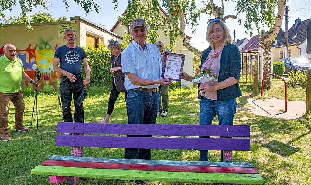 Start der Roßlauer Bankbürgschaften auf dem Spielplatz Mozartstraße: Klemens Koschig überreicht die erste Bürgschaft an Silvia Gernoth.