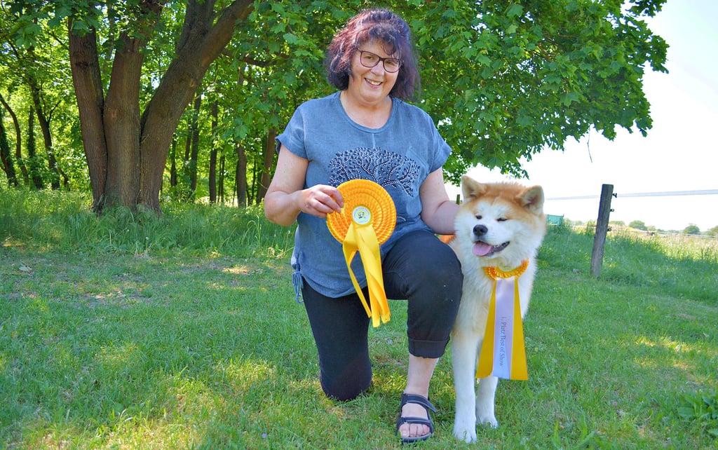 Jutta Schulze mit ihrer Akita-Hündin Aiumi im Umland von Kossebau im Landkreis Stendal.