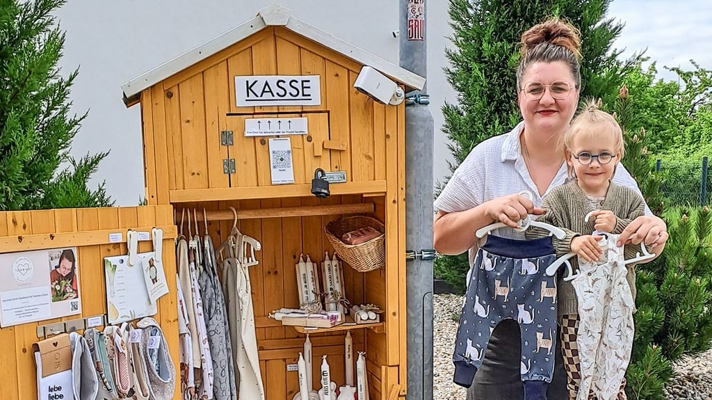 Vanessa Erhart und Söhnchen Bela, der vor dreieinhalb Jahren als Frühchen auf die Welt kam, zeigen das Selbstbedienungslädchen vor dem Haus.
