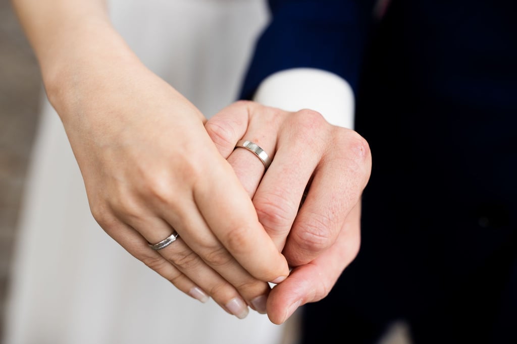 Ein gemeinsamer Doppelname nach der Hochzeit: Ab Mai 2025 soll das möglich sein.