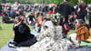 Besucher des 31. Wave-Gotik-Treffens nehmen am „Viktorianischen Picknick“ teil.