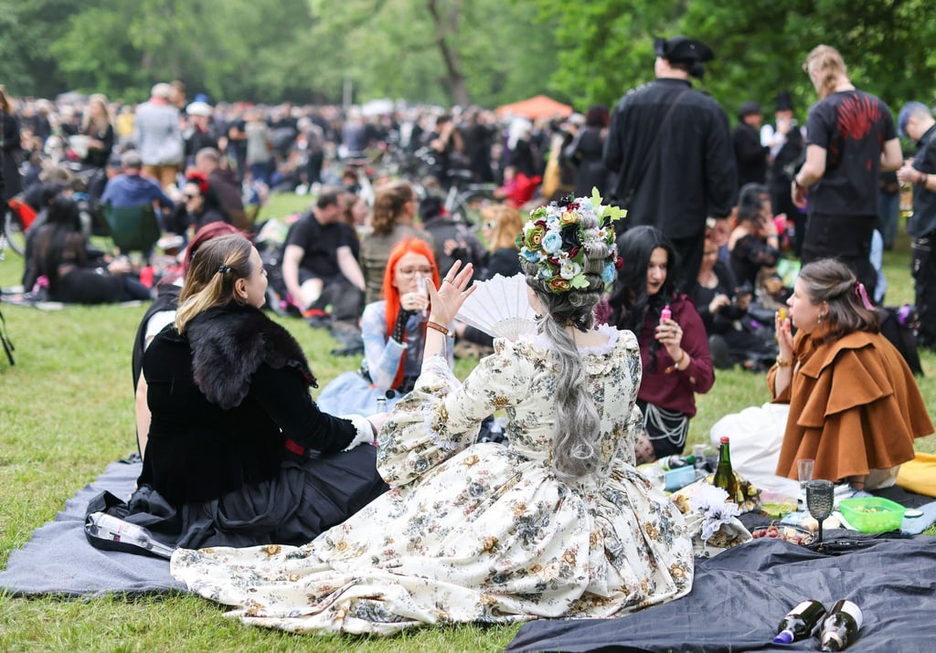 Besucher des 31. Wave-Gotik-Treffens nehmen am „Viktorianischen Picknick“ teil.