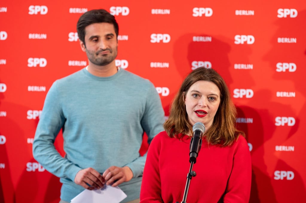 Kian Niroomand (l), SPD-Landesvize in Berlin, und Jana Bertels, frühere Co-Vorsitzende der Berliner SPD-Frauen, stehen bei einer Pressekonferenz nach der Auszählung der Stimmen zur Wahl neuen Doppelspitze der Berliner SPD zusammen.