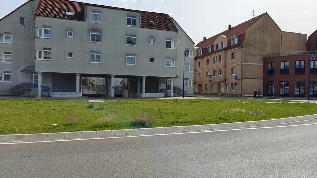 Der nur mit wildem Grün bewachsene Kreisverkehr in der Mühlstraße wird ab kommender Woche mit Pflanzen gestaltet.