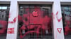 Aktivisten haben einen Apple Store mit roter Farbe beschmiert.