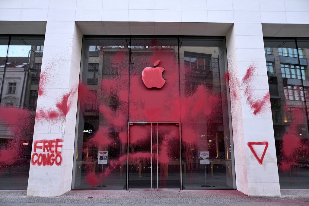 Aktivisten haben einen Apple Store mit roter Farbe beschmiert.