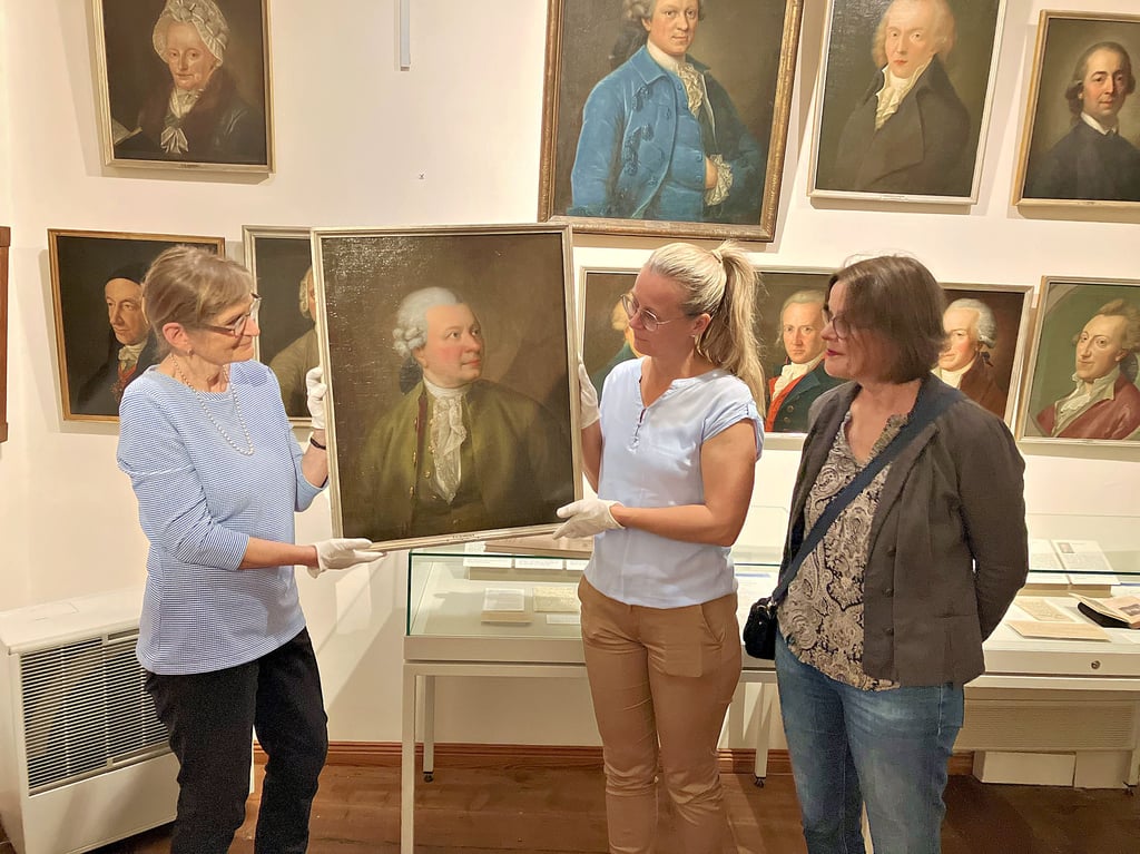 Gleimhaus-Direktorin Ute Pott, Fielmann-Niederlassungsleiterin Yvonne Strengmann und Restauratorin Roswitha Dreysse (v.l.) mit dem Klopstock-Porträt.