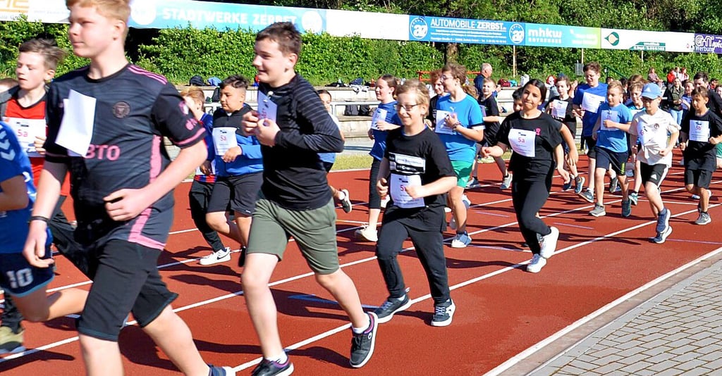 Über 260 Mädchen und Jungen der Ganztagsschule Ciervisti und der Förderschule Am Heidetor in Zerbst sowie der Güterglücker Förderschule gingen gestern im Jahn-Stadion beim 4. integrativen Spendenlauf an den Start.