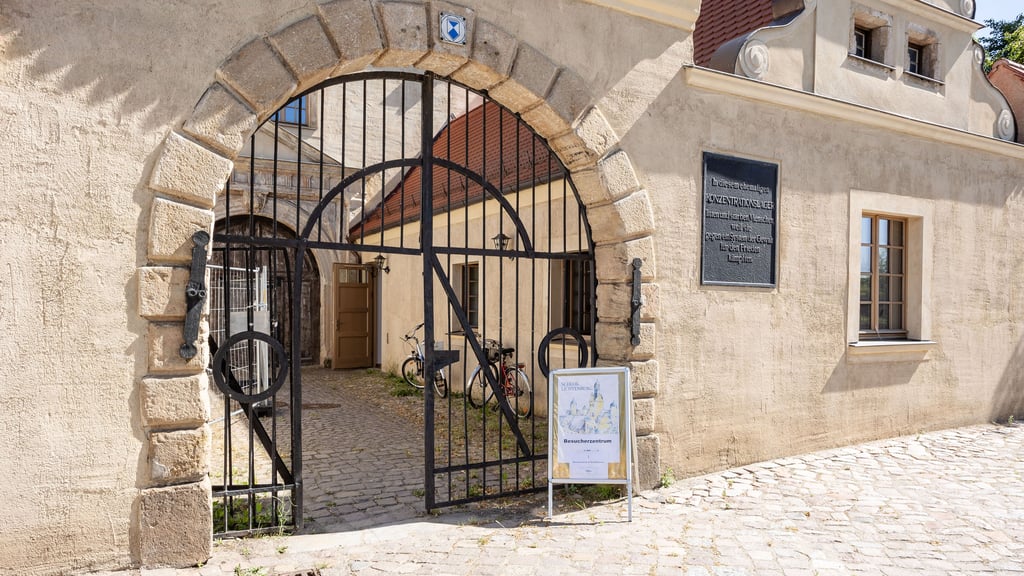 Durch das Gittertor und die Tür hinten rechts gelangt der Besucher zur Touristinformation im Torwächterhäuschen der Lichtenburg in Prettin.