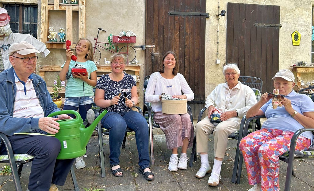 Das Theaterprojekt für Demenzerkrankte geht dieses Jahr 2024 in die zweite Runde. Es findet in Magdeburg-Diesdorf im Garten der Beratungs- und Betreuungsstelle der Alzheimer Gesellschaft Sachsen-Anhalt statt.