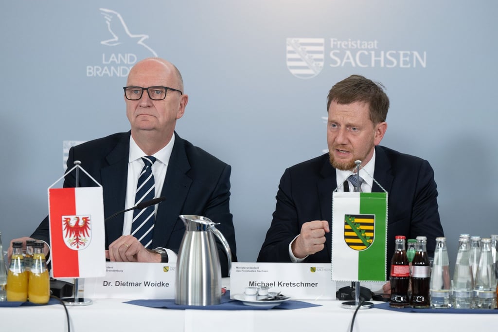 Brandenburgs Ministerpräsident Dietmar Woidke (SPD, l) und sein sächsischer Amtskollege Michael Kretschmer (CDU).