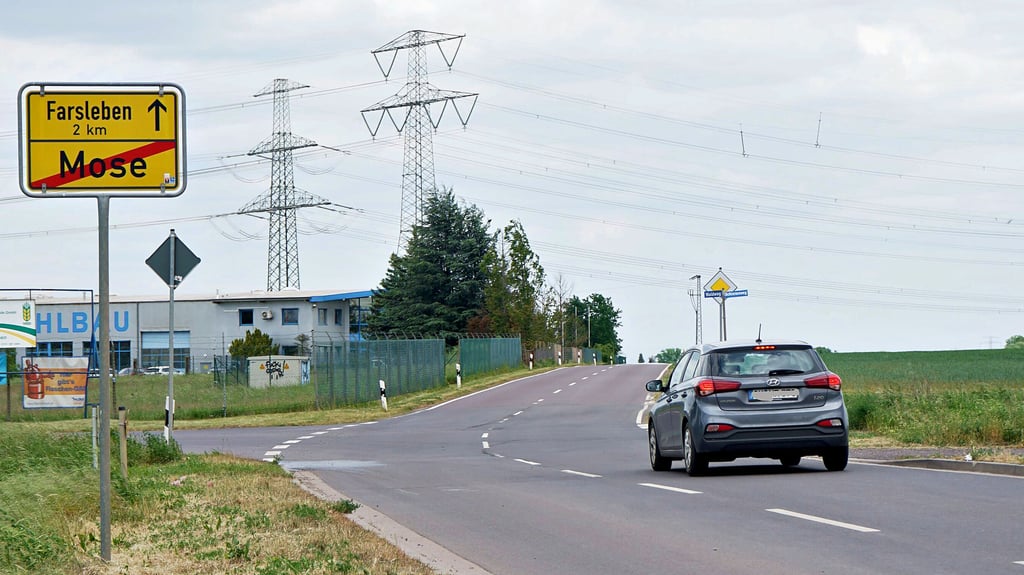 Radfahrer müssen sich die Landstraße zwischen Farsleben und Mose mit Fahrzeugen teilen. Die Bürger hätten lieber die Sicherheit eines Radwegs.