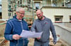 Raik Wagner (rechts) von der Firma Blankenburger Bau ist seit kurzem Maurer- und Betonbauermeister. Hier bespricht er mit seinem Kollegen Hartmut Leisner die weiteren Arbeiten auf einer Baustelle am Blankenburger Schieferberg.