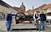 Oldtimertreffen auf dem Großen Markt in Osterburg (Kreis Stendal). Michael Dihlmann (von links), Ralf Schulze und sein Bruder Dirk mit Behrend-Motor aus Gardelegen. Der Motor wurde um 1900 gebaut und vorwiegend in der Landwirtschaft eingesetzt.