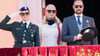 Kronprinzessin Mette-Marit (M), Kronprinz Haakon (r) und Prinzessin Ingrid Alexandra begrüßen den Kinderzug vom Schlossbalkon.