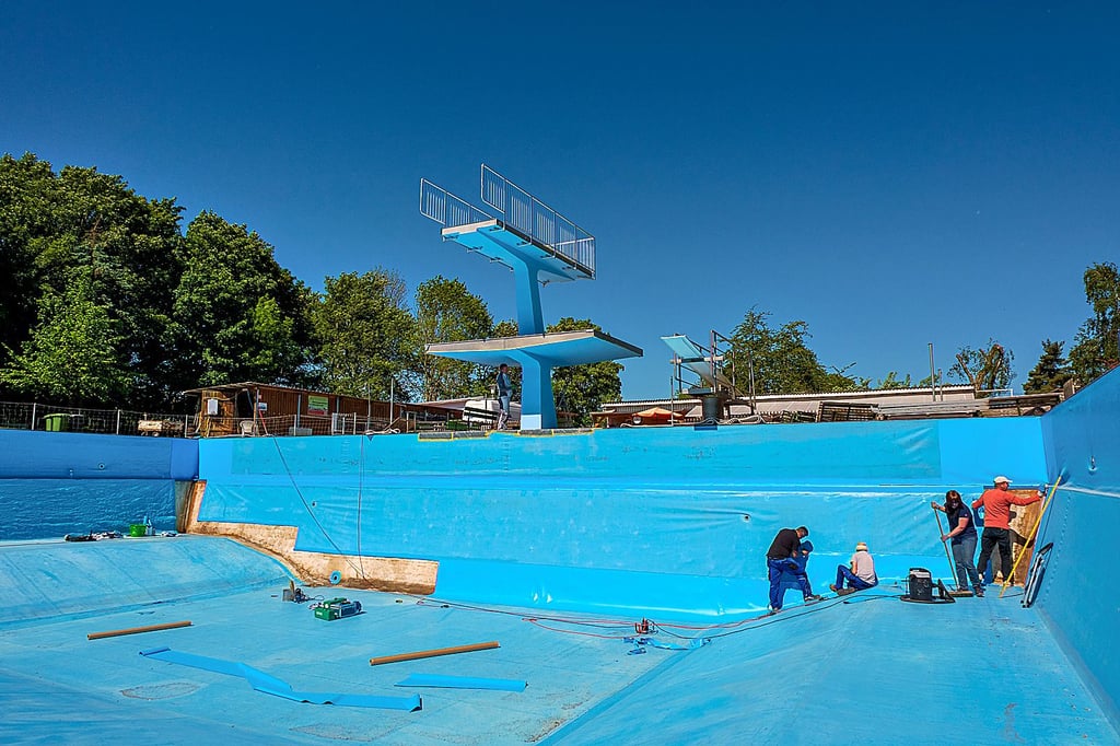 3,80 Meter ist das Schwimmbecken unter dem Sprungturm im Osterwiecker Sommerbad tief. Auf der Giebelseite unter dem Sprungturm wird neue Folie angebracht. Auch der Turm wird derzeit noch saniert.