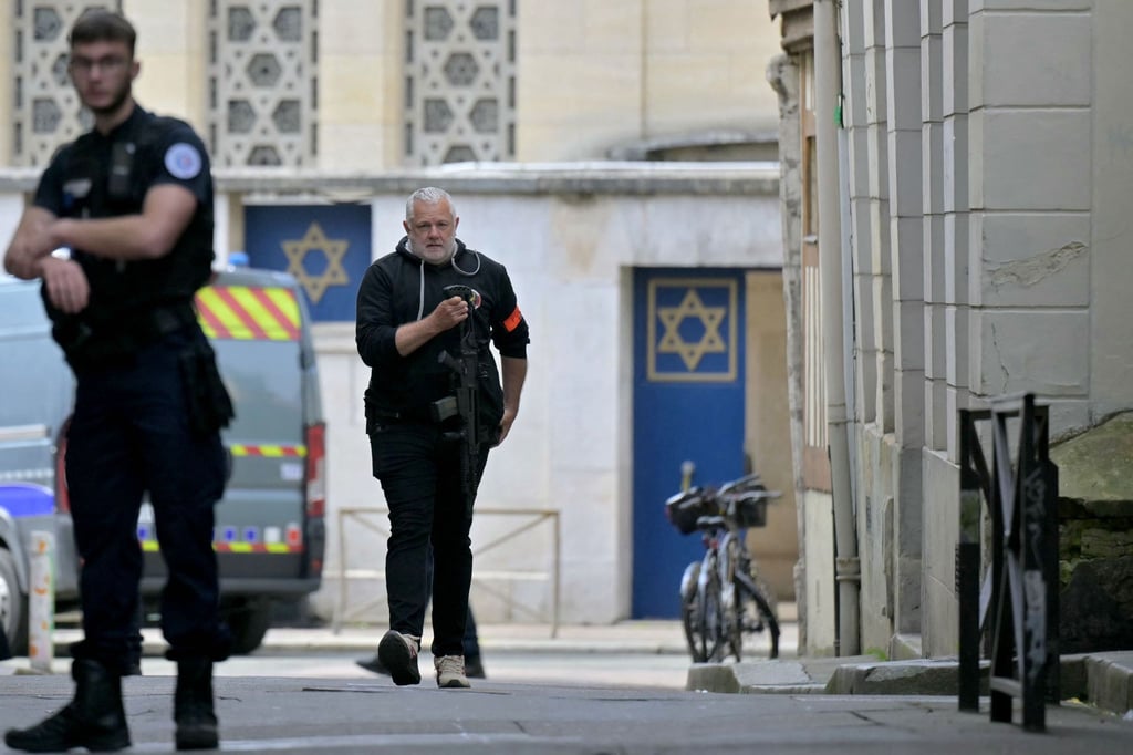 Die französische Polizei hat in Rouen einen mit einem Messer und einer Metallstange bewaffneten Mann erschossen, der im Verdacht steht, eine Synagoge in der Normandie-Stadt in Brand gesetzt zu haben.