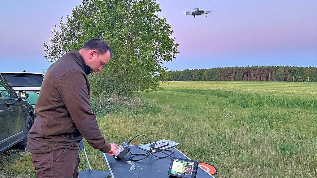Am Wochenende hat die „Jägerschaft Wittenberg 2020“ mit Drohnen Felder nach Kitzen abgesucht. Florian Korn betreut das Projekt.