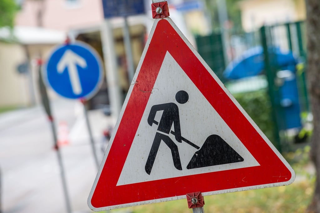 Ein Straßenschild weist auf eine Baustelle hin.
