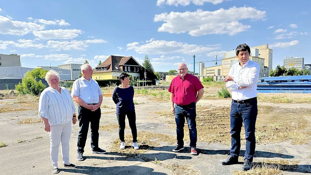 Auf dieser Fläche an der Arneburger Straße in Tangermünde soll die neue Rettungswache entstehen, erfuhren die Mitglieder des Kreis-Ordnungsausschusses.