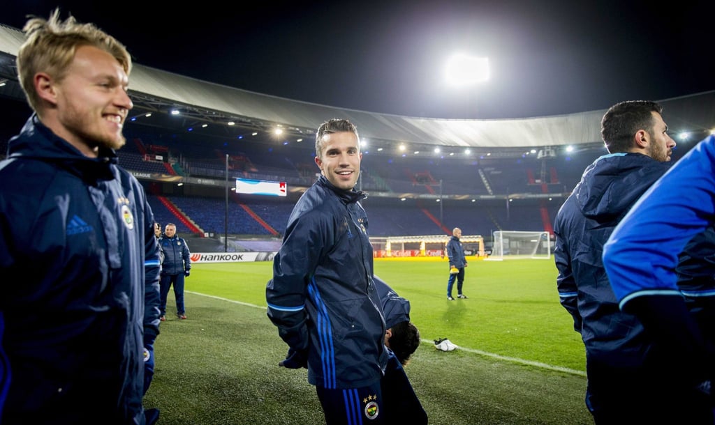 Robin van Persie hat seinen ersten Vertrag als Cheftrainer im Profifußball unterschrieben.