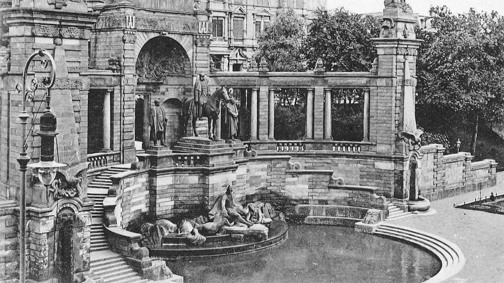 Kaiser-Wilhelm-Denkmal in Halle, das nach einer Wiederherstellung im Mai 1924 geweiht wurde. Dabei kam es zu blutigen Auseinandersetzungen.