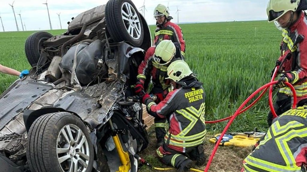 Die Feuerwehrleute aus dem Sülzetal mussten den Fahrer aus dem Unglücksauto befreien.
