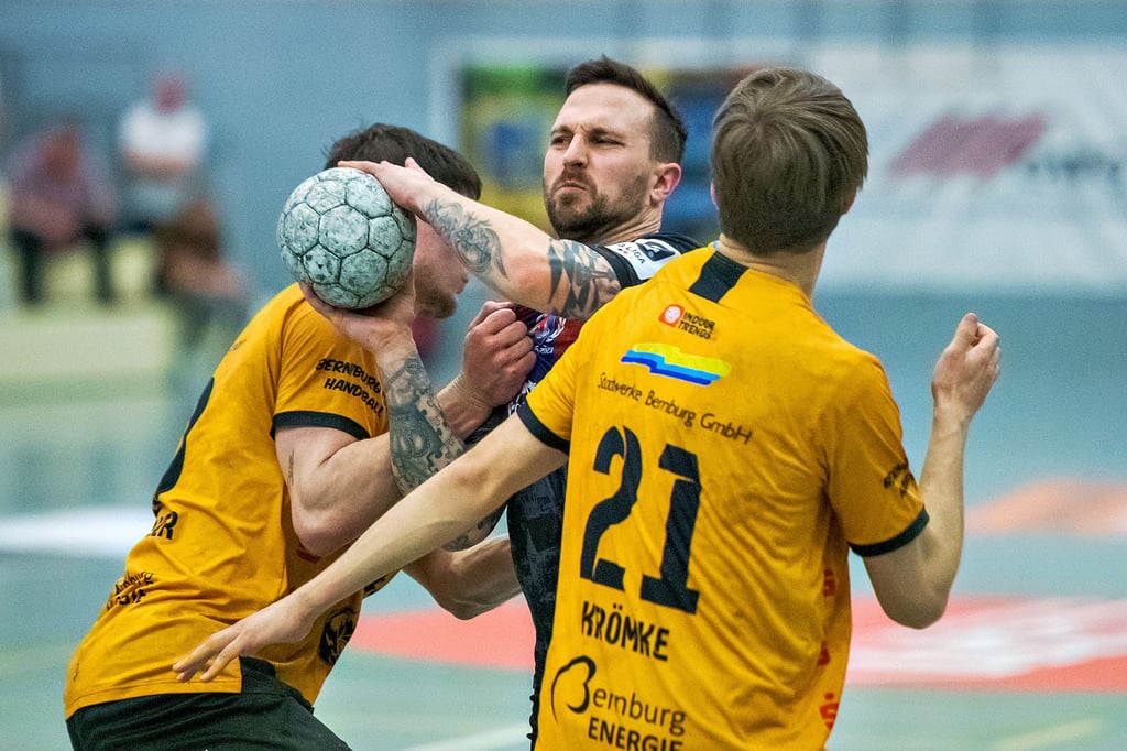 HCB-Kapitän Kenny Dober (Mitte) wird die morgige Partie auf der Insel Usedom verletzungsbedingt verpassen und seine sportliche Laufbahn in der ersten Mannschaft nach der Saison beenden.