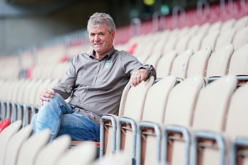 Kaiserslauterns Trainer Friedhelm Funkel sitzt im Fritz-Walter-Stadion.