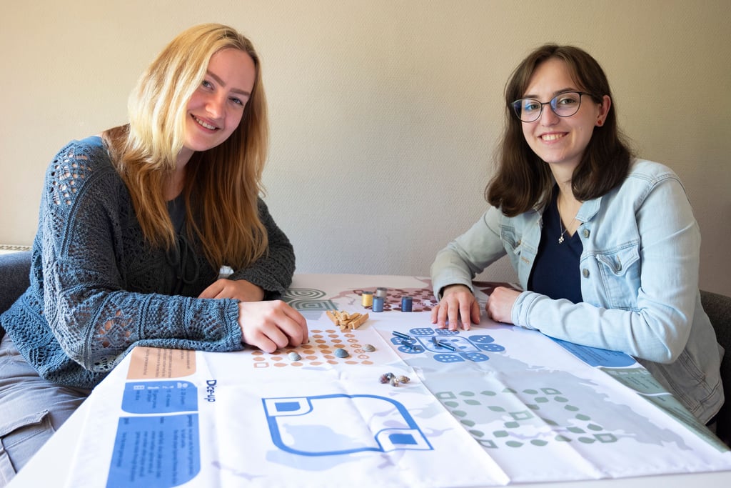 Die Studentinnen Ann-Katrin Gerstung (r.) und Anna Tappe mit ihrem Prototypen des Spiels „Explore“.