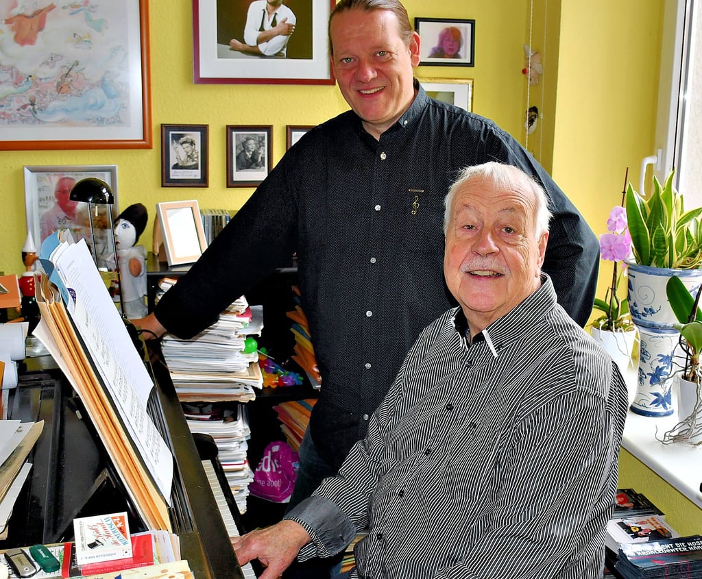 Manfred Herbst (vorn) und Matthias Krizek stehen wieder gemeinsam als „Herr Sang & Herr Klang“ auf der Bühne. Ihr neues Programm „... und ewig lockt das Weib“ feiert am Freitag, 24. Mai 2024, Premiere.