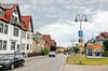 Die Quedlinburger Straße, die Hauptverkehrsstraße in Ballenstedt, ist gesäumt von Wahlwerbung.
