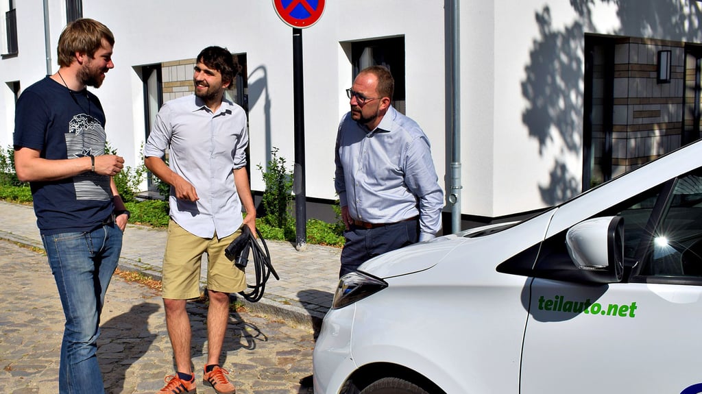 Stefan Helmeke von der Mando GmbH (l.) Teilauto-Regionalleiter Jonathan Blume (M.) bieten in Biederitz ein Carsharing-Auto an. Hier sind sie bei der Übergabe mit Bürgermeister Kay Gericke zu sehen.