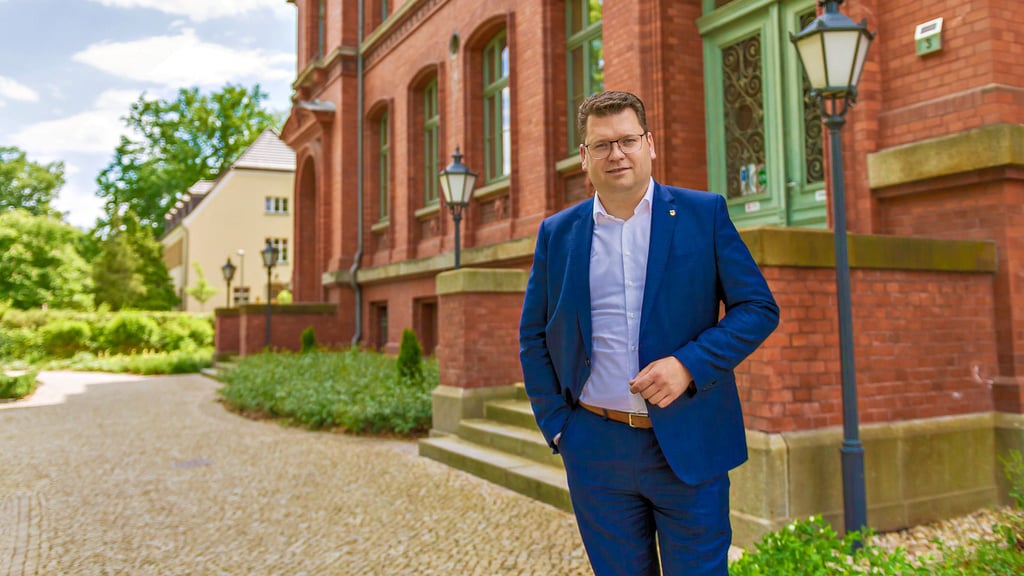 Landrat Christian Tylsch vor der Kreisverwaltung in Wittenberg