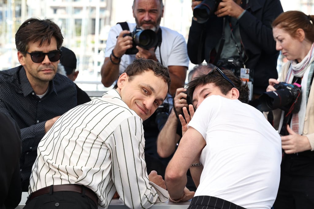 Franz Rogowski (l) und Barry Keoghan stellen ihren Film „Bird“ in Cannes vor.