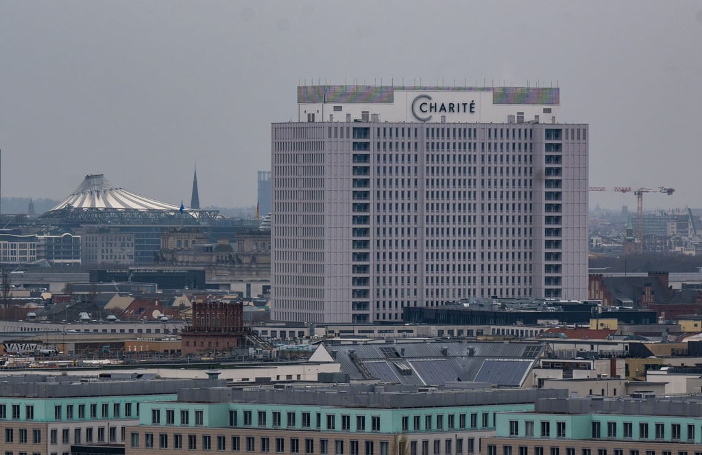 Blick auf das Bettenhochhaus der Charite im Bezirk Mitte.