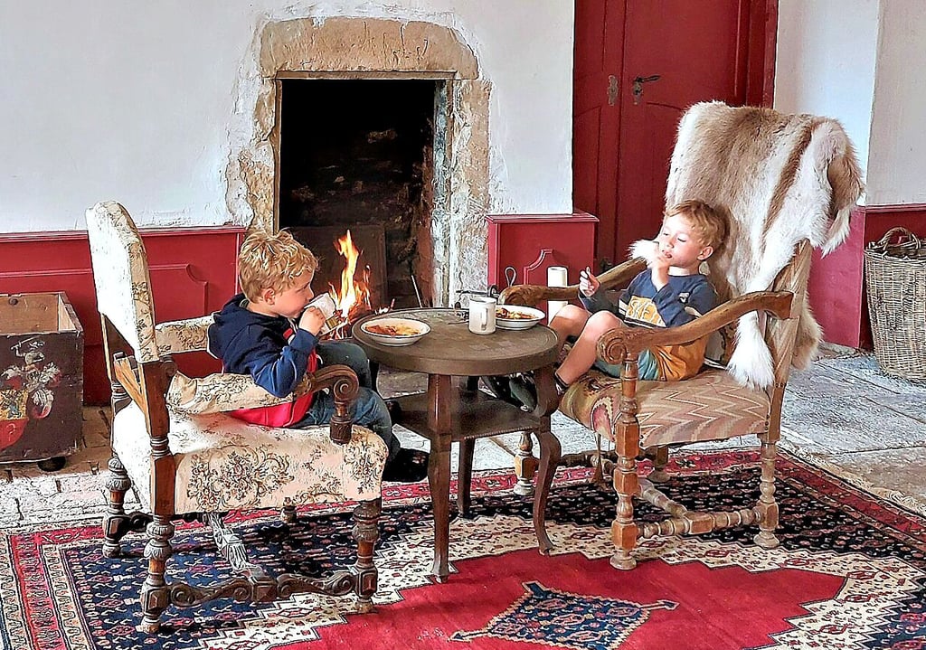 Im Jagdsaal speisen sonst nur die Kinder der Familie Prasse, den Burg-Besitzern in Burgliebenau. Am Montag können auch Besucher vorbeischauen.