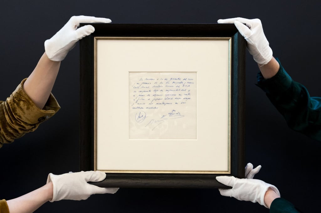 Die Serviette, auf der der damals 13-jährige Lionel Messi eine Zusage für einen Vertrag in Barcelona erhielt, wurde in London versteigert.