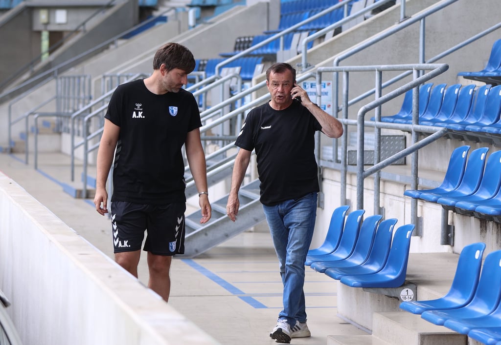 Wird diese Saison wieder als Kaderplaner beim FCM gefordert sein: Sportchef Otmar Schork (r.), hier mit Assistenz-Coach André Kilian.