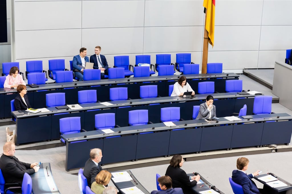 Blick auf die Regierungsbank im Plenum des Deutschen Bundestages.