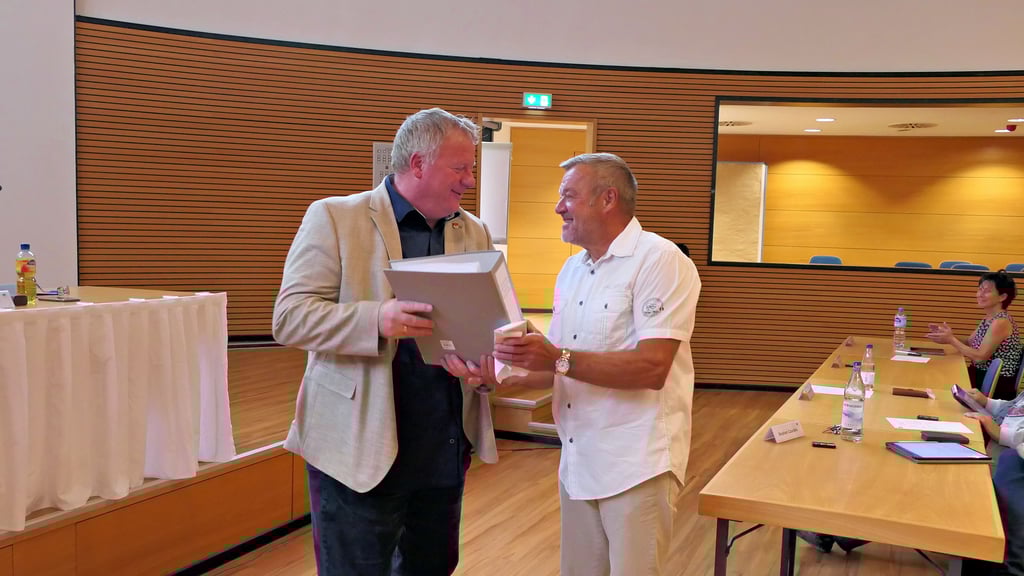 Lothar Laise (rechts) übergibt Rene Zok die gesammelten Unterschriften. 2.969 Unterzeichner haben sich gefunden.