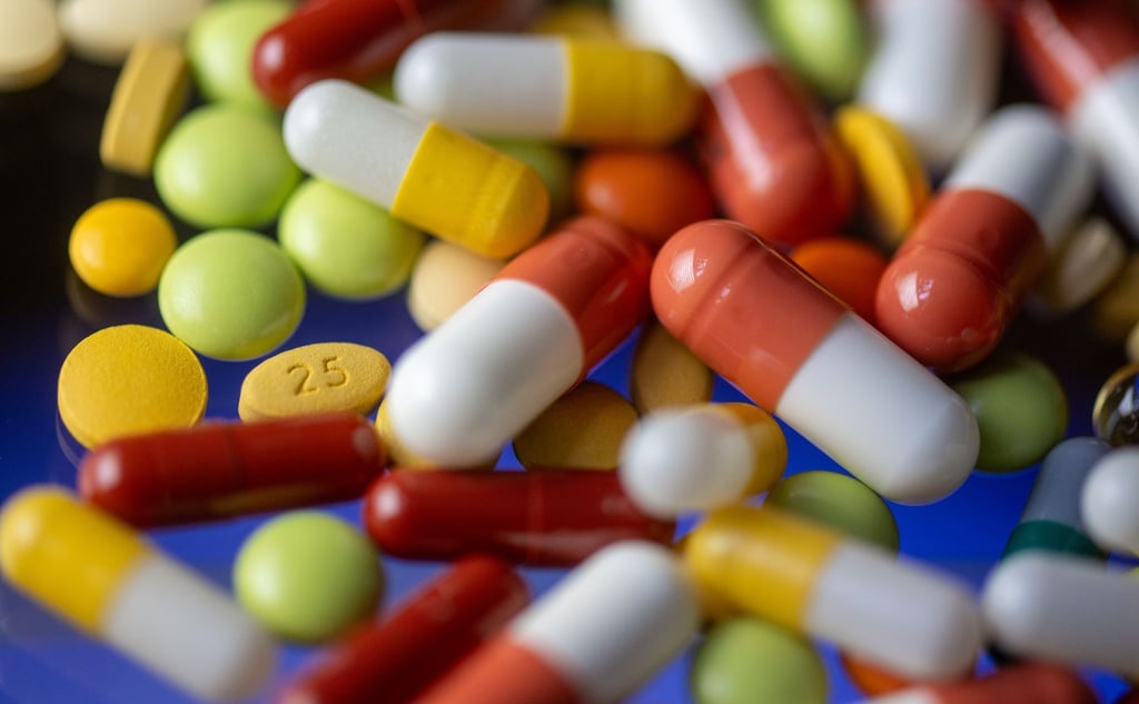 Verschiedene Tabletten, Kapseln und Dragees liegen auf einem Tisch.