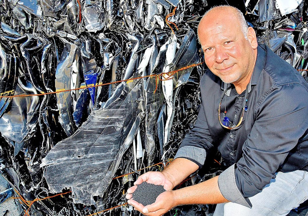 Der Gardelegener Produktionsleiter Norbert Scheinert zeigt, was bei Mocom produziert wird.