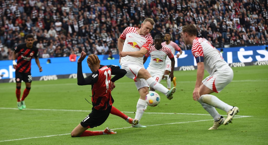 Viel Mühe, wenig Finesse: Die Abwehr von RB Leipzig um Willi Orban (r.) und Lukas Klostermann