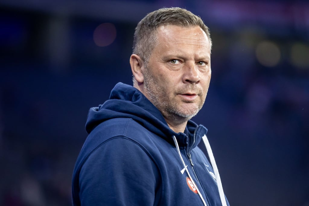 Trainer Pal Dardai von Hertha BSC betritt das Stadion.