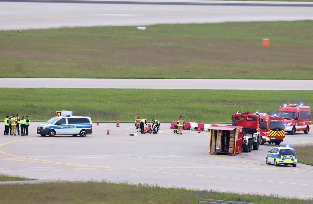 Polizei und Feuerwehr sind am Münchner Flughafen im Einsatz.