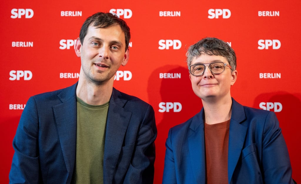 Martin Hikel (l) und Nicola Böcker-Giannini, das neu gewählte Führungsduo der Berliner SPD, lächeln.
